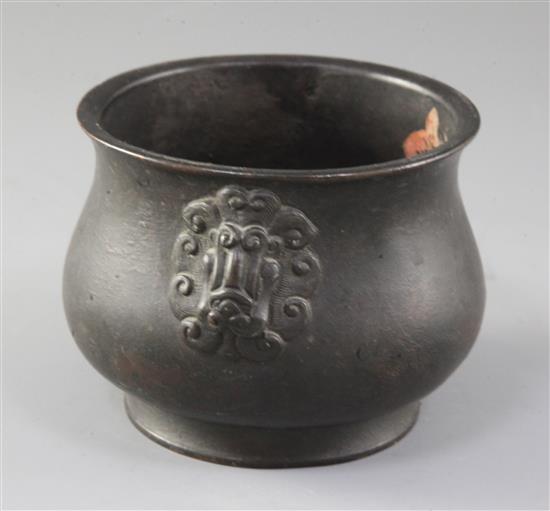 A Chinese bronze censer, gui, 17th/18th century, total height 14.5cm